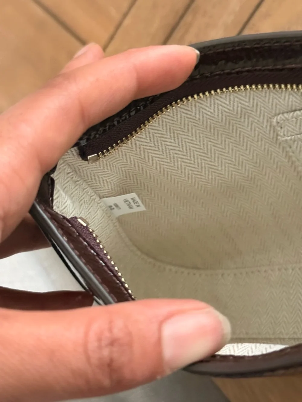 Tory Burch Patent Leather Shoulder Bag in Dark Brown with Gold Logo - Picture 9 of 10